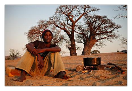 Homme, feu, casserole, baobabs, Cape Maclear, lac Malawi