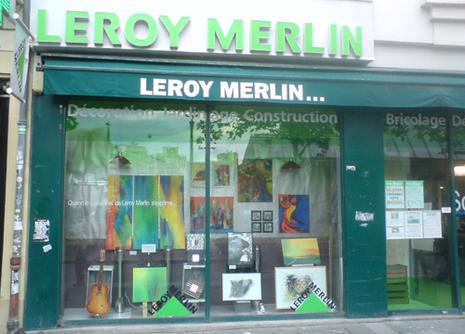 Leroy Merlin affiche oeuvres employés dans vitrines