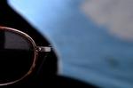 Lunettes de soleil et ciel nuageux