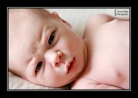 Des bébés aux mimiques comiques bébé qui fronce les sourcils