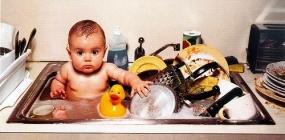 Des bébés aux mimiques comiques bébé dans l'évier