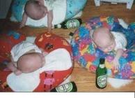 Des bébés aux mimiques comiques bébés alcooliques