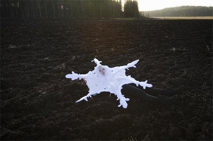 Les costumes-objets de Riitta Ikonen 0aasnoswwshoniwoi.jpg