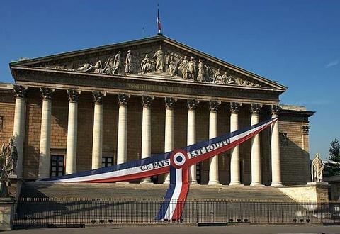 Le scandale permanent
