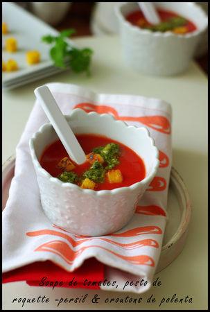 Soupe de tomates au pesto de roquette - persil et croutons de polenta