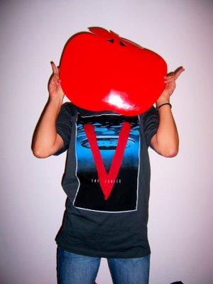 Halte! Alerte! Police de la Mode : Le tee - shirt grand col V pour hommes