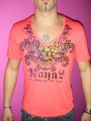 Halte! Alerte! Police de la Mode : Le tee - shirt grand col V pour hommes