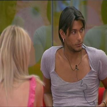 Halte! Alerte! Police de la Mode : Le tee - shirt grand col V pour hommes