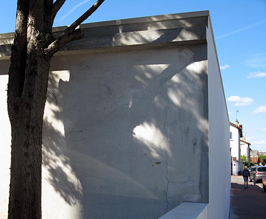 En cavale. personnage-le-long-du-mur-1024x768.1221112345.jpg