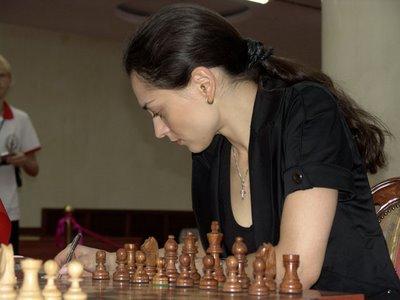Alexandra Kosteniuk, la championne d'échecs russe gagne son billet pour la finale