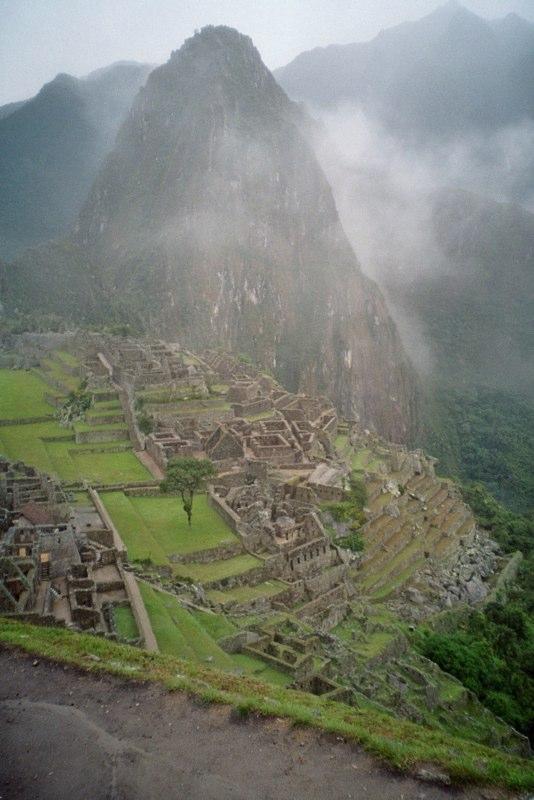Prise de vue du Machu Picchu à l\'aube, dans la brume