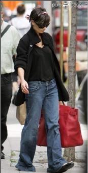 Katie Holmes jean trop long.jpg