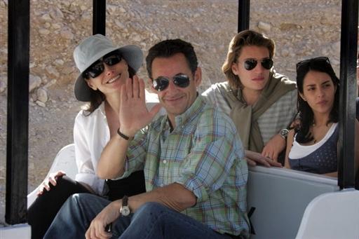 Jean Sarkozy et sa fiancée Jessica, derrière Nicolas Sarkozy et Carla Bruni-Sarkozy en Egypte, le 26 décembre 2007.