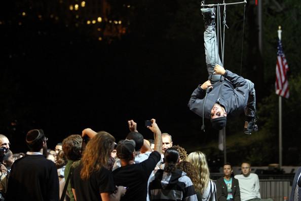 David Blaine suspendu au-dessus de Central Park