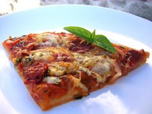 Pizza aux Tomates, Oignons Blancs et Chorizo