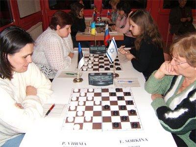 Les premiers jeux de l'esprit avec les dames, les échecs, le go, le bridge et les échecs chinois.