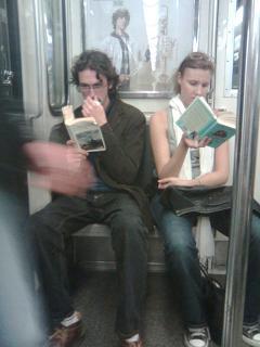 faux-couple-lecteurs-metro