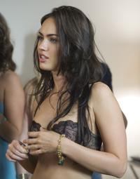 Megan Fox en soutien-gorge pour la promo de How to Lose Friends and Alienate People