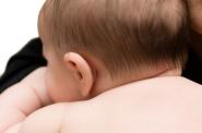 Après avoir frappé sa femme à coups de poêle à frire, il suspend son bébé dans le vide et menace de le lâcher