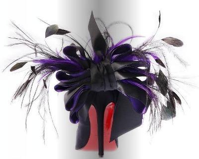 Louboutin ... Escarpins à plumes ou à clous !!! Louboutin ... Escarpins à plumes ou à clous !!!