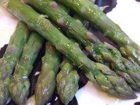 Délicieuses asperges vertes, sauce à l’huile de truffe