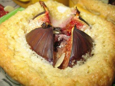 Figues aux framboises sur lit biscuité aux amandes selon Mamina!!!