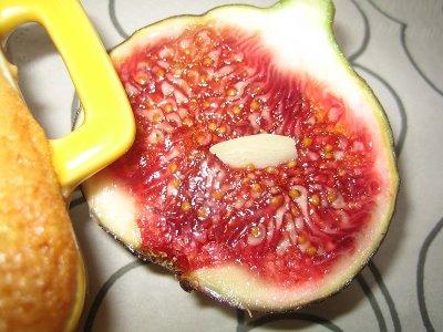 Figues aux framboises sur lit biscuité aux amandes selon Mamina!!!
