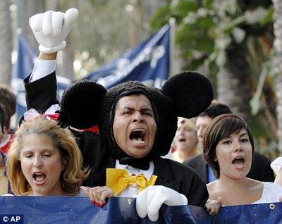 Mickey et sa bande : arrêtés !