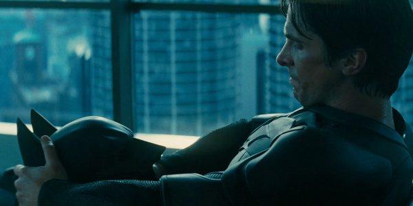 Christian Bale laisse le masque de Batman derriere lui