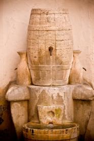Du vin qui coule au robinet suite à une erreur de plomberie fontaine