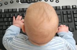Un employé de Google propose aux internautes de choisir le prénom de son futur bébé bébé ordinateur