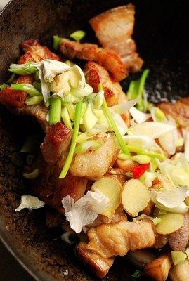 Semaine chinoise troisième épisode... Cochon couché dans les patates avec le soleil pour témoin... Un soleil qui se lève à l'Est !