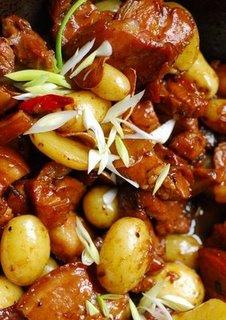 Semaine chinoise troisième épisode... Cochon couché dans les patates avec le soleil pour témoin... Un soleil qui se lève à l'Est !