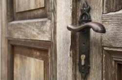 Une femme retenue prisonnière chez elle par son mari pendant 50 ans porte