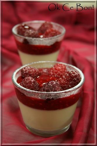 Panna cotta chocolat blanc, fève tonka et framboises Panna cotta chocolat blanc, fève tonka et framboises