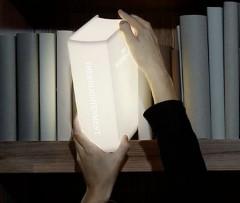 Littérature performante livre-lampe.jpg