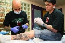 Incroyable : de la chirurgie plastique pour tatouages ! pendant l'opération