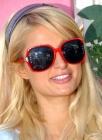 Paris Hilton se cache derrière des lunettes rouges du plus bel effet