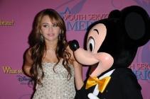 Avec Mickey, Miley fait semblant de regarder ailleurs : elle n'est plus un bébé !