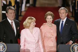 La perspective du pire doit-elle nous éveiller au spirituel ? Viktor Iouchtchenko et Kateryna Iouchtchenko en compagnie de la première dame Laura Bush et du président américain George W. Bush, le 4 avril 2005 à la Maison Blanche.