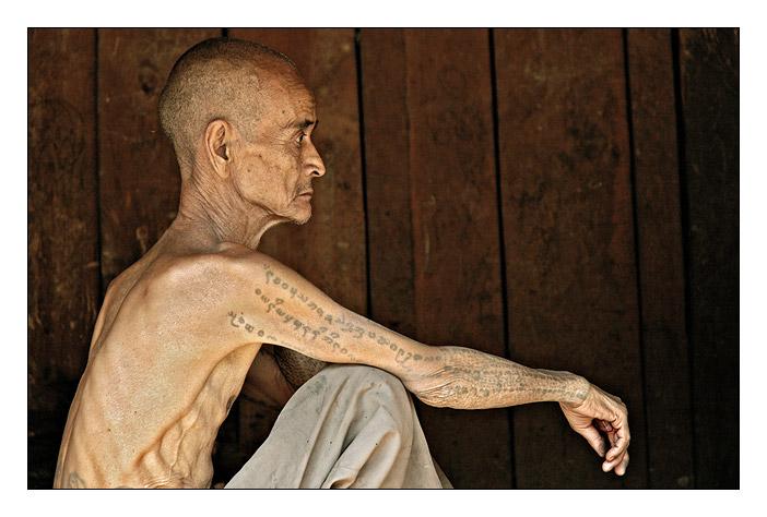 Portrait homme, maigreur, tatouages, tribu Loi, Birmanie (Myanmar)