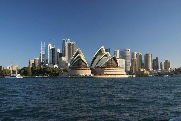 800px-Sydney_opera_house_and_skyline