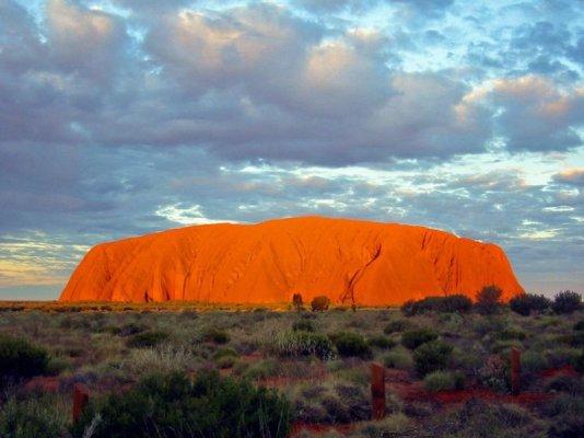 799px-Uluru_Australia(1)