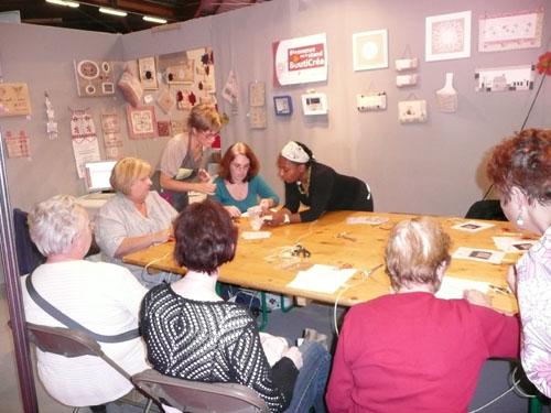 Bilan du salon des loisirs créatifs de Cergy et photos des ateliers ! atelier initiation broderie traditionnelle