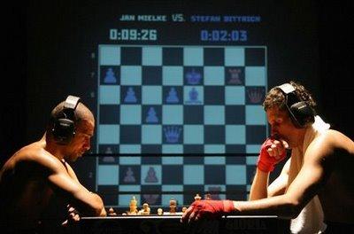 Troisième reprise! Le Chessboxing est un sport hybride qui mélange boxe anglaise et jeu d'échecs. Un mélange habile entre un sport physique et un autre mental.