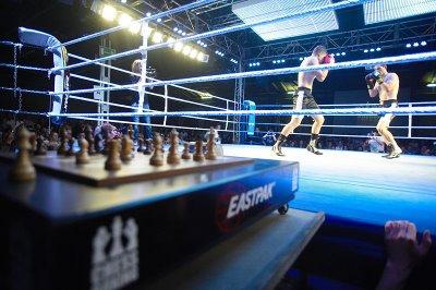 Troisième reprise! Le Chessboxing est un sport hybride qui mélange boxe anglaise et jeu d'échecs. Un mélange habile entre un sport physique et un autre mental.