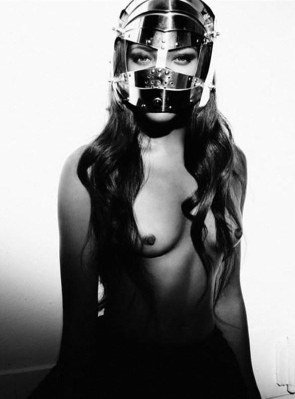 Naomi Campbell seins nus