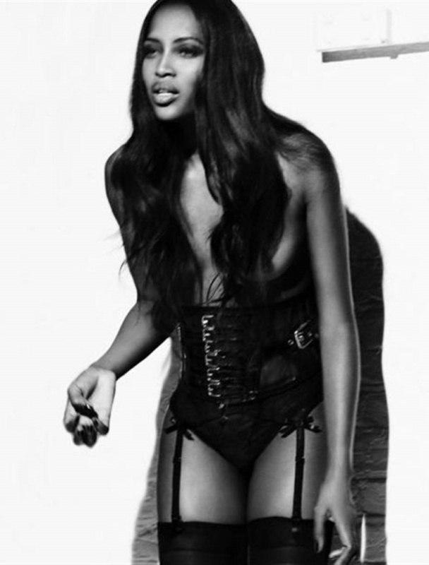 Naomi Campbell seins nus