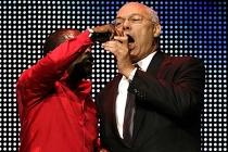 Colin Powell au micro sur la scène du Royal Albert Hall 