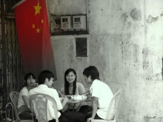 Visions chinoises baguettes-et-drapeau-canton-640x480.1224260985.jpg